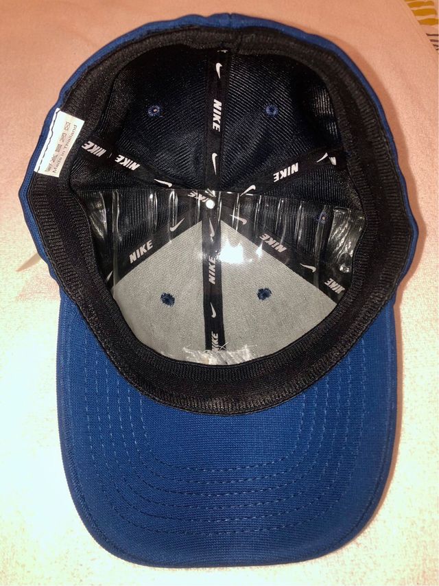 Gorra de color azul marca NIKE.