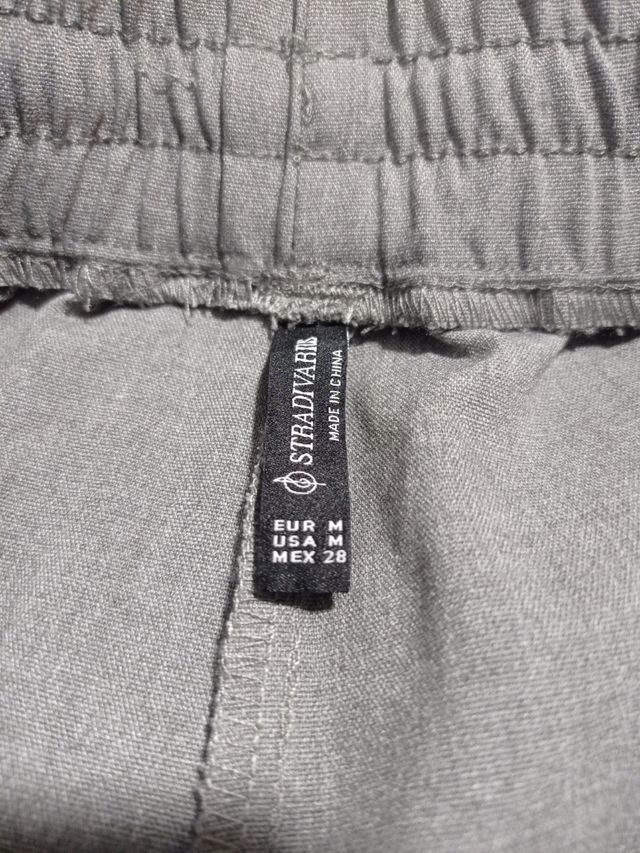 Pantalones Stradivarius.