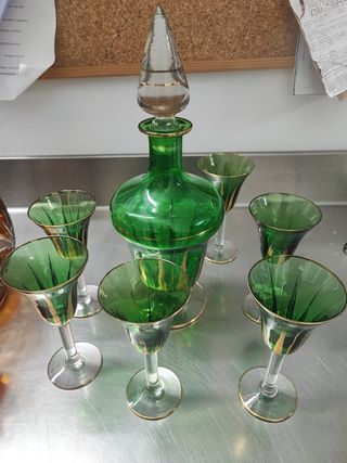 Licorera antigua con copas