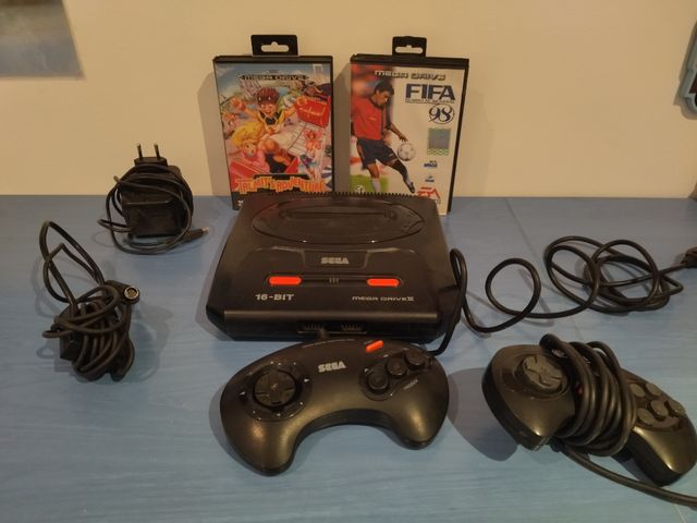 Sega Mega Drive II y juegos.