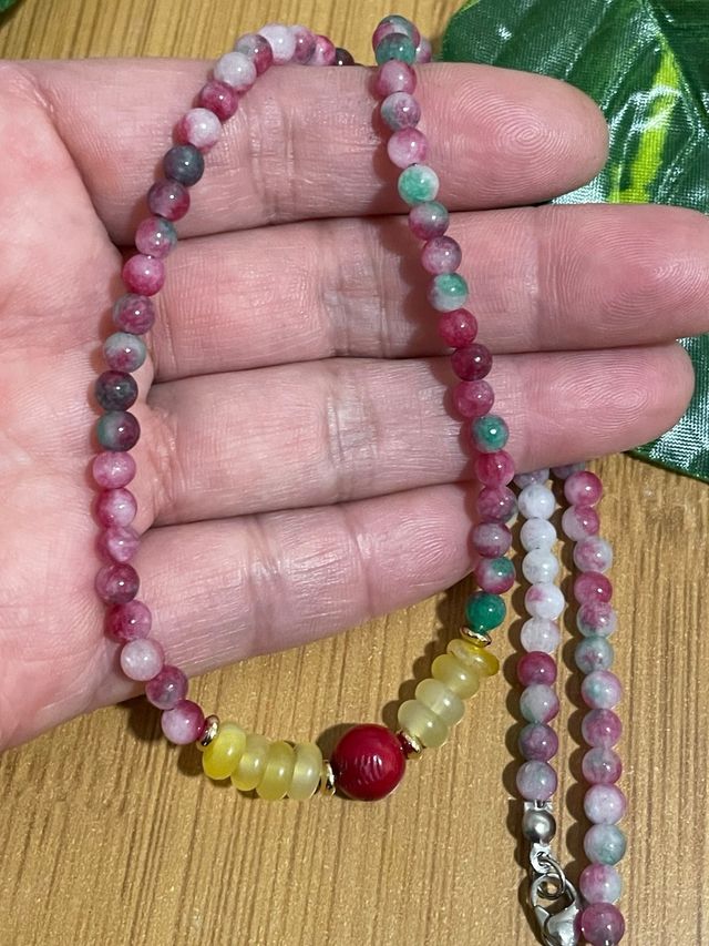 Collar de piedras zoisita rubi