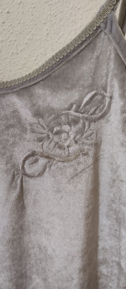 Camicia da notte in velluto grigio.