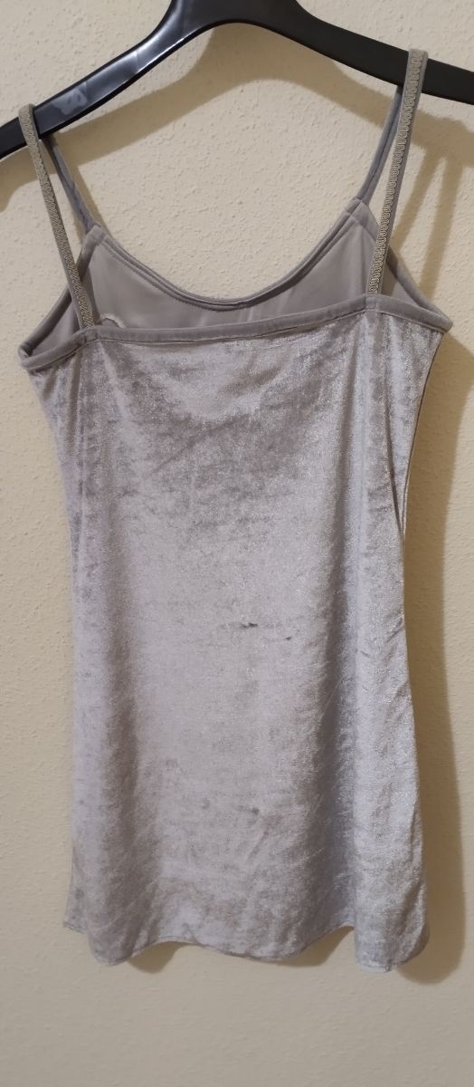 Camicia da notte in velluto grigio.