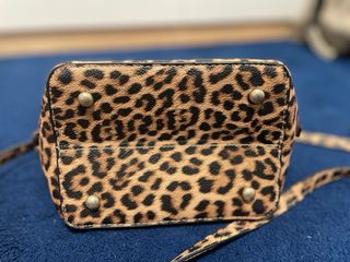 Bolso y gorra de ante nuevo a estrenar