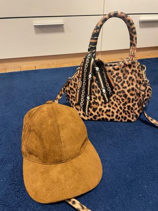 Bolso y gorra de ante nuevo a estrenar