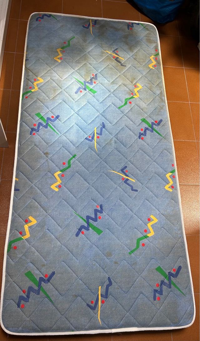 Cama madera pintada blanca.