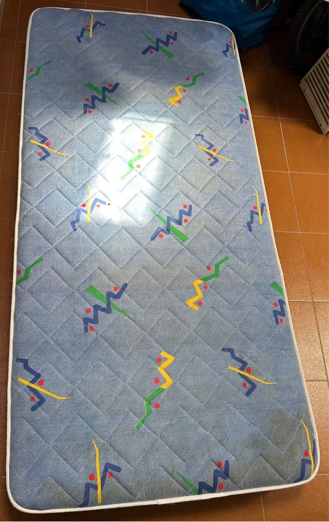 Cama madera pintada blanca.