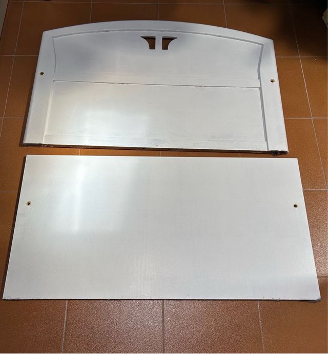 Cama madera pintada blanca.