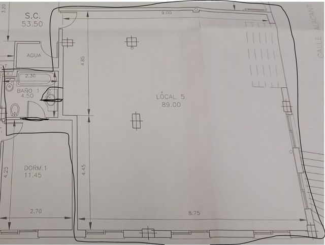 Local de esquina en la entrada de callosa