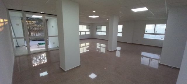 Local de esquina en la entrada de callosa