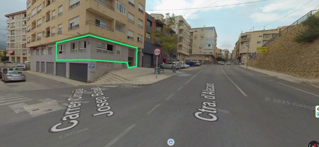 Local de esquina en la entrada de callosa