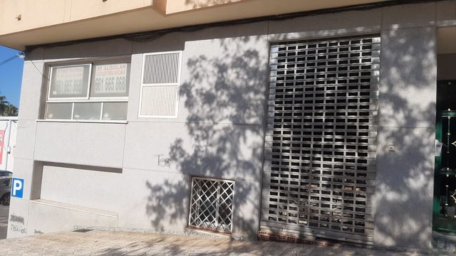 Local de esquina en la entrada de callosa