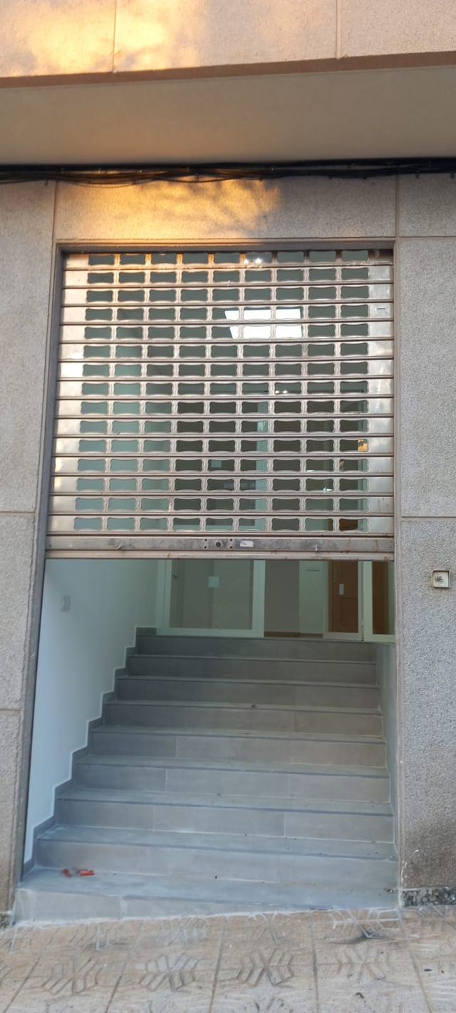 Local de esquina en la entrada de callosa