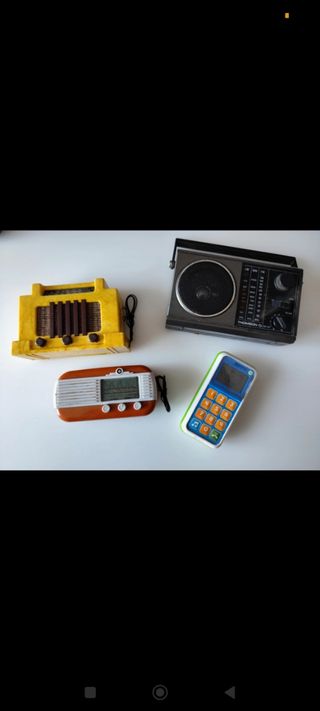 Radios antiguas y un teléfono funcional