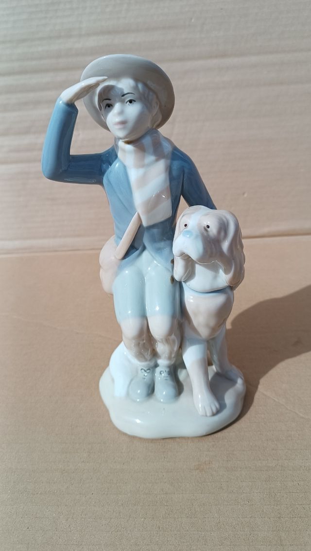 Figura porcelana joven con perro