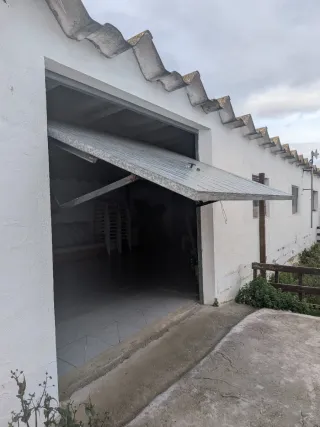 Puerta basculante metálica