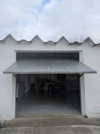 Puerta basculante metálica