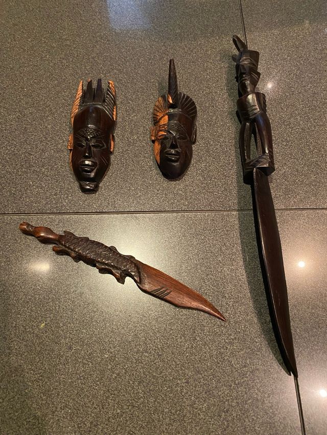 Mascaras y dagas africanas