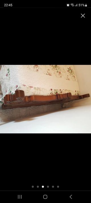 Cama y mesitas de noche.