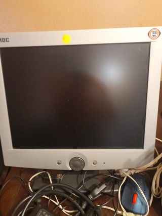 Pantalla de ordenador y altavoces