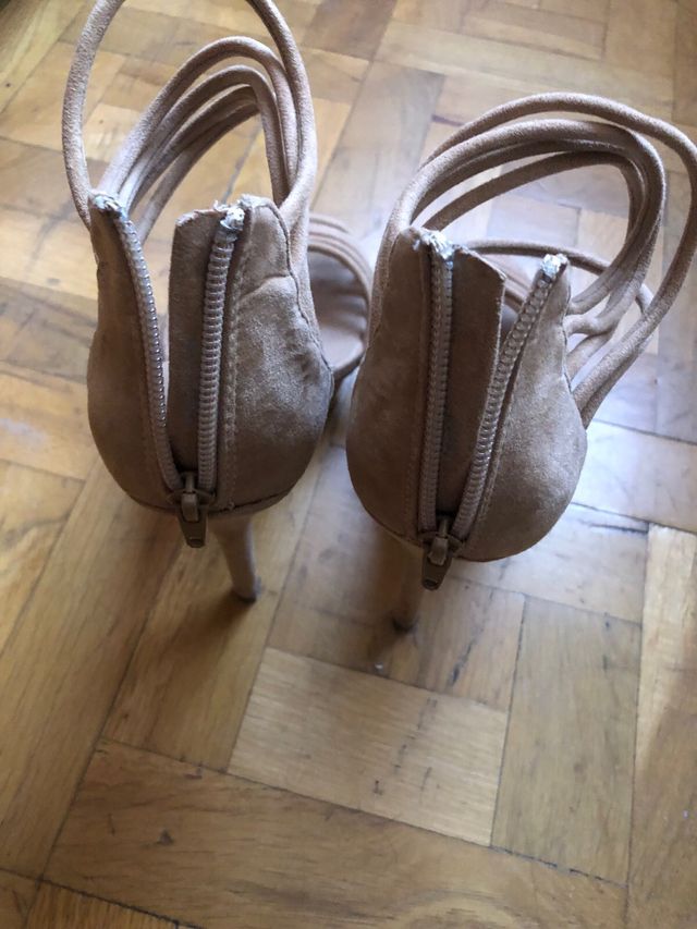 Preciosas sandalias de ante