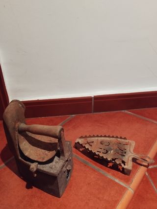 Plancha de carbón antigua y soporte