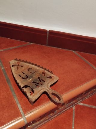 Plancha de carbón antigua y soporte