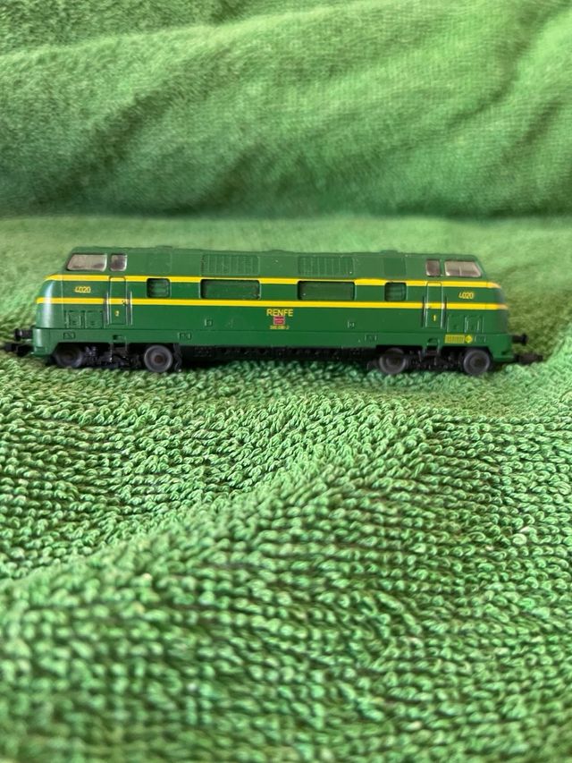 Locomotora Renfe 340-020 estatica Cil escala N