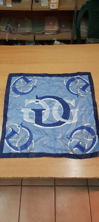 Guess foulard donna in pura seta 