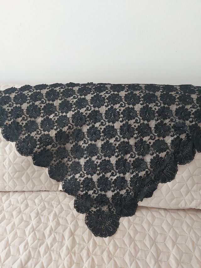 Mantilla 3 picos negra para ofrenda