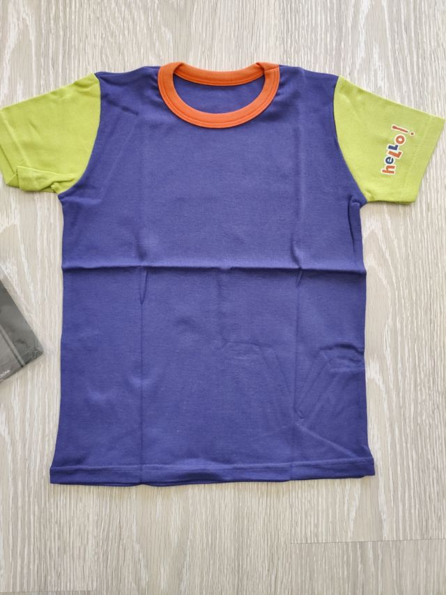 Camiseta de niño. Manga corta. Nueva.