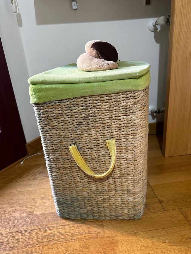 Cesto grande multiusos de madera y mimbre.