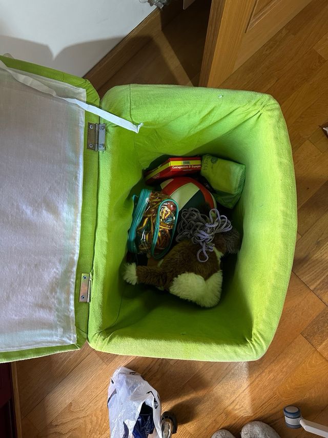 Cesto grande multiusos de madera y mimbre.