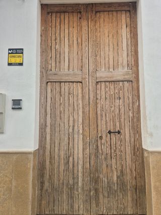 Puerta de madera antigua centenaria 