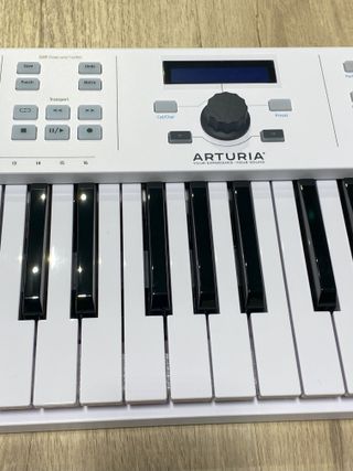 Controlador MIDI  "Arturia Keylab 49 Essential"