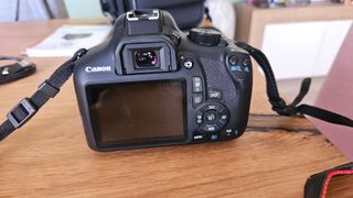 Cámara de fotos Canon 1300D con funda