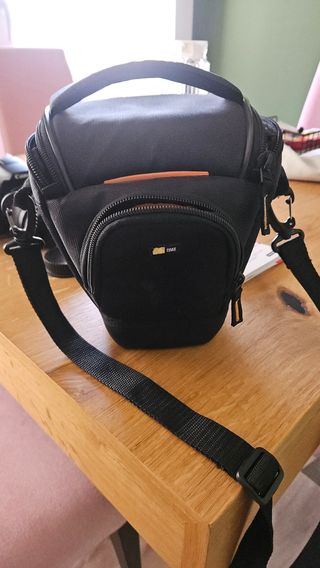 Cámara de fotos Canon 1300D con funda