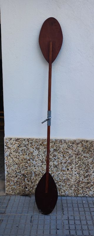 Remo de canoa de madera.