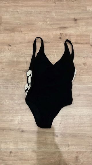 costume nero con fiocchi bianchi laterali