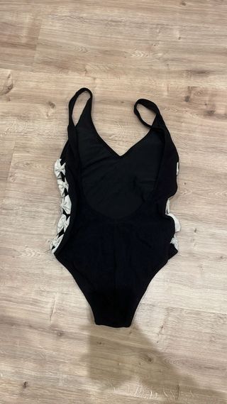 costume nero con fiocchi bianchi laterali