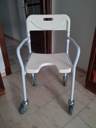 Silla de ruedas para baño