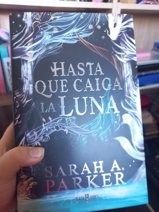 Hasta que caiga la luna (Edición limitada, cantos pintados) / When the Moon Hatc hed (Limited Edition, Sprayed Edges) (Spanish Edition)