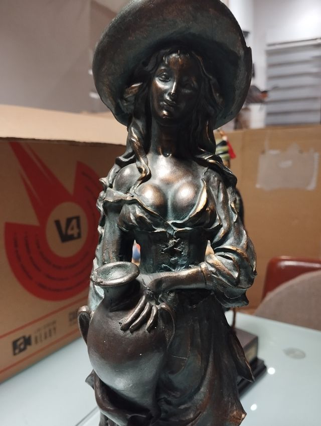 Figura Vinted mesonera, aguadora de bronce