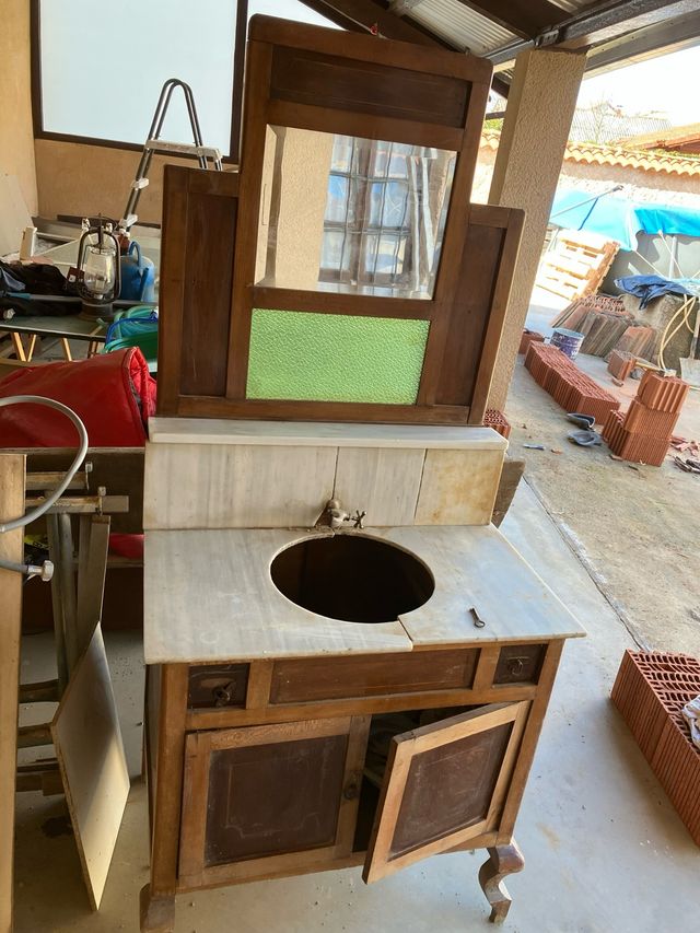 Mueble de baño antiguo