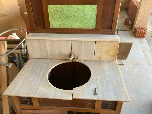 Mueble de baño antiguo