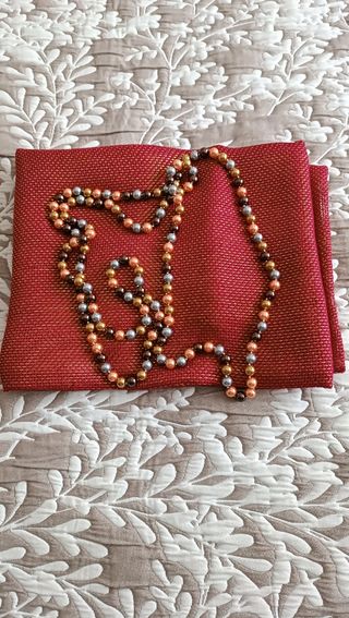 Chal o pañuelo rojo y dorado más collar 
