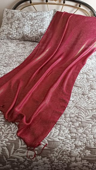 Chal o pañuelo rojo y dorado más collar 