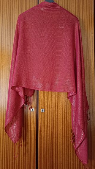 Chal o pañuelo rojo y dorado más collar 