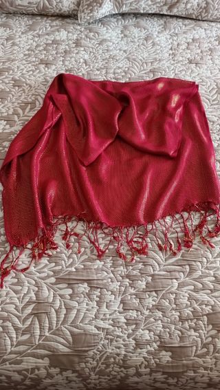 Chal o pañuelo rojo y dorado más collar 