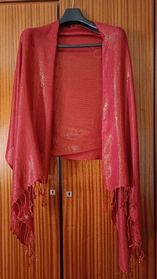 Chal o pañuelo rojo y dorado más collar 